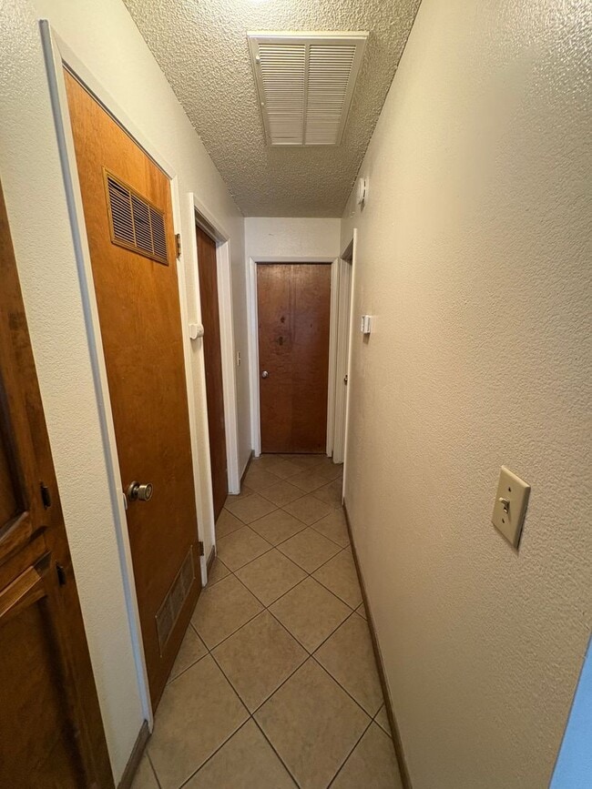 Building Photo - Spacious Apartment coming soon