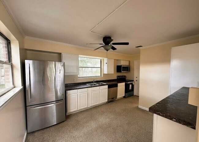 Building Photo - 6064 Longchamp Dr