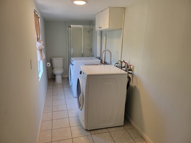 Building Photo - 325 SW 14th Ct