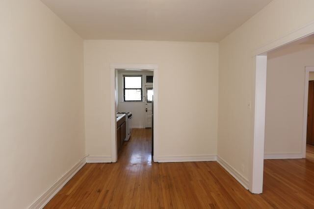 Building Photo - 842 W Waveland Ave