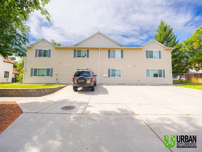 Building Photo - Spacious, clean, modern 4bd/2bth