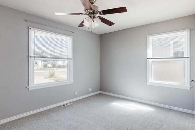 Building Photo - $0 DEPOSIT OPTION. 3BED/1BATH WITH ONE CAR...