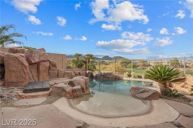 Building Photo - 425 Pinnacle Heights Ln