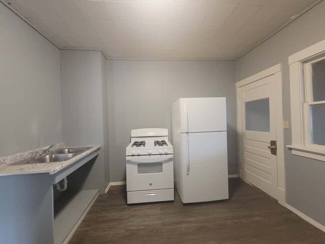 Building Photo - 424 1/2 N Wheeler Ave