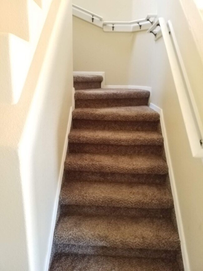 Building Photo - Spacious Family Home