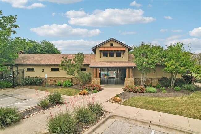 Building Photo - Red Oaks Subdivision / 5 bedrooms, 4 bathr...