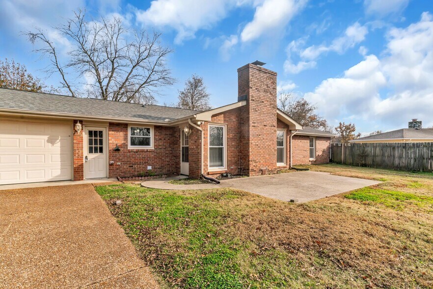 Building Photo - 341 Hickory Dr