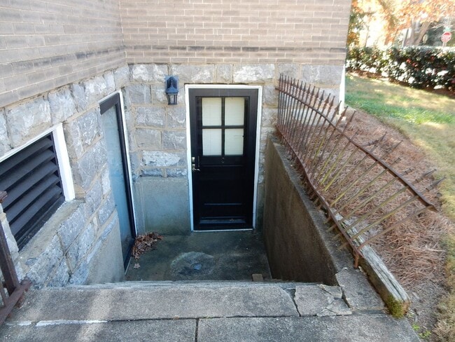 Building Photo - 1 BR Apt in Old SW; Utilities & Wi-Fi included!