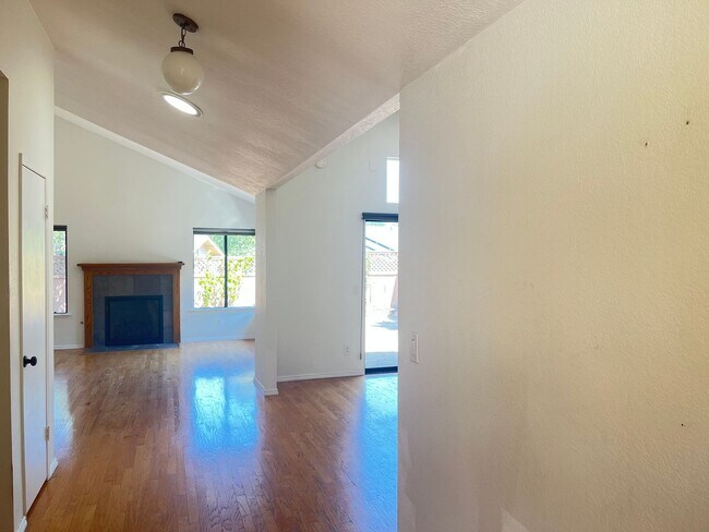 Building Photo - 354 Woodbridge St