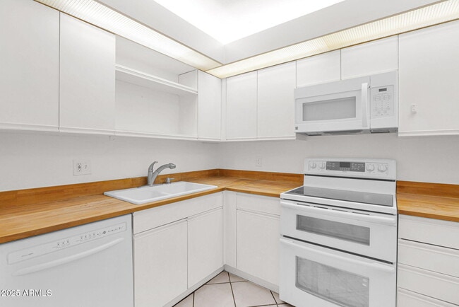 Building Photo - 5035 N 10th Pl