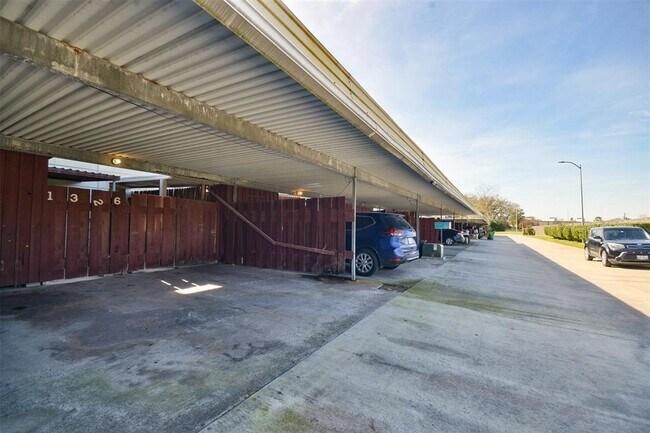 Building Photo - 1326 Town Cir