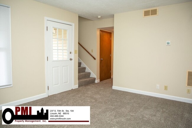 Building Photo - 3 Bedroom and 1.5 bathroom Duplex for Rent