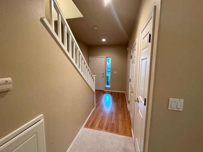 Building Photo - Beautiful 3 Bedroom Townhouse in West Linn!