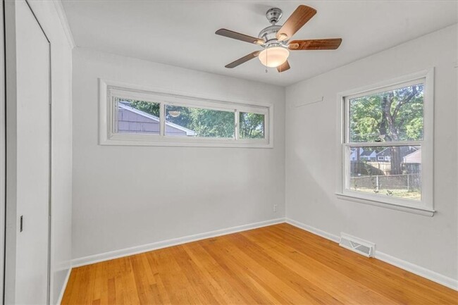 Building Photo - Newly Renovated spacious home with large 2...