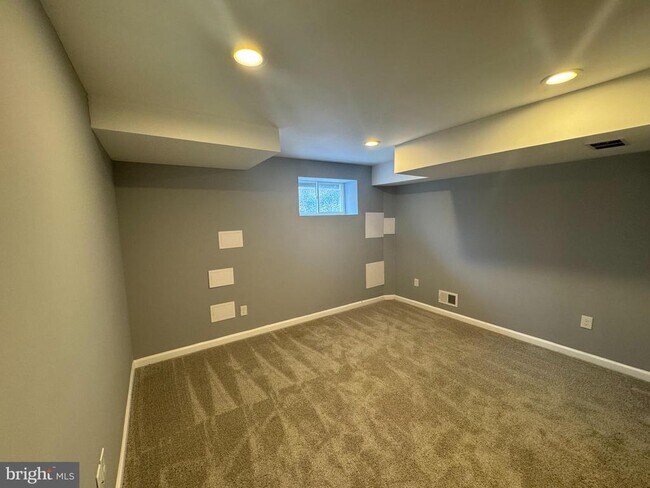 Building Photo - 2731 Mura St