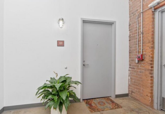 Building Photo - 835 Locust Ave