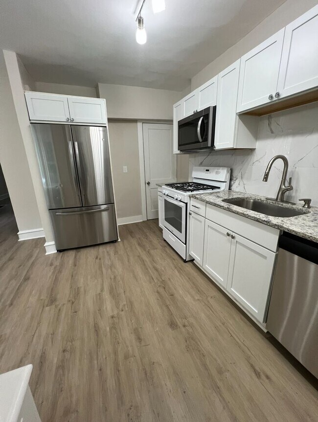 Building Photo - Renovated 3 Bedroom End Unit Available Now!