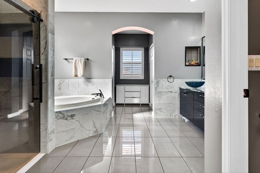 Building Photo - 8111 Santa Rosa Ct