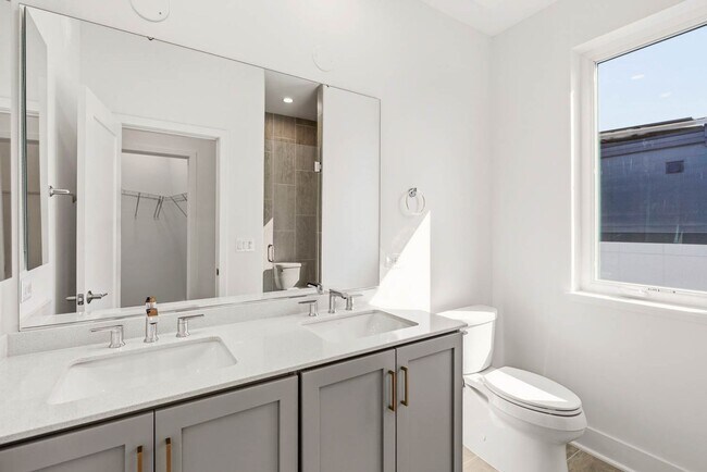 Building Photo - Reservoir District Townhome | 3 Bed + Den | 3.5 Bath | 1,800 Sf | Large Private Rooftop Deck & Ba...