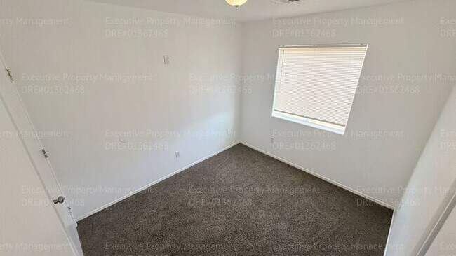 Building Photo - 4 bedroom 2 bathroom home located near S. H St/ Berkshire Rd