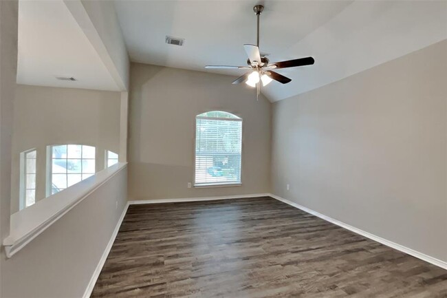 Building Photo - 2727 Lakecrest Way Dr