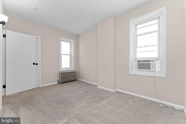 Building Photo - 345 Hall St