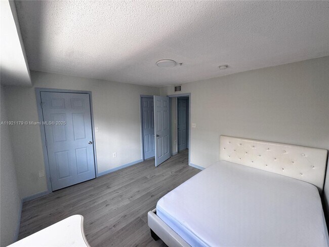 Building Photo - 2881 NE 185th St