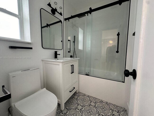 Building Photo - 1567 S Le Jeune Rd