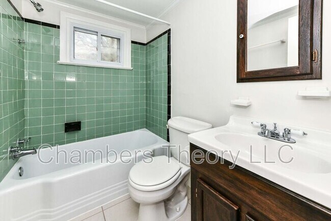 Building Photo - 419 S Barton St