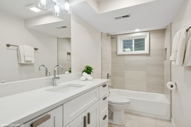 Building Photo - 30 Crescent Dr