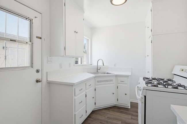 Building Photo - 4264 W Broadway