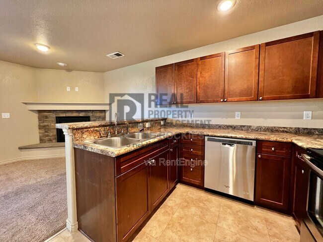 Building Photo - 203 E 6th St