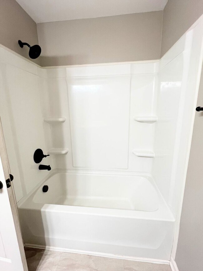 Building Photo - 2 Bedroom 1.5 Bathroom Townhome!!!