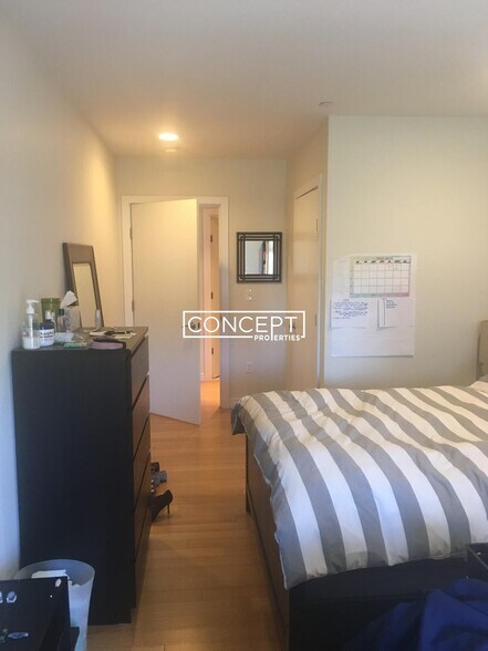 Building Photo - 601 Albany St