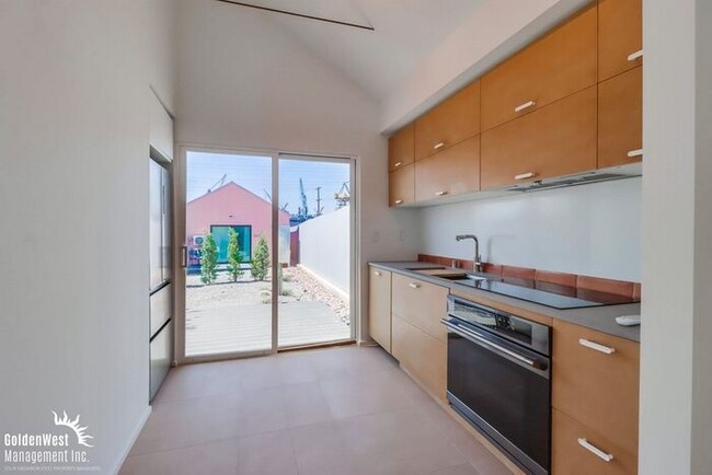 Building Photo - Modern 1Bdm 1Ba Apartment in a Prime Locat...