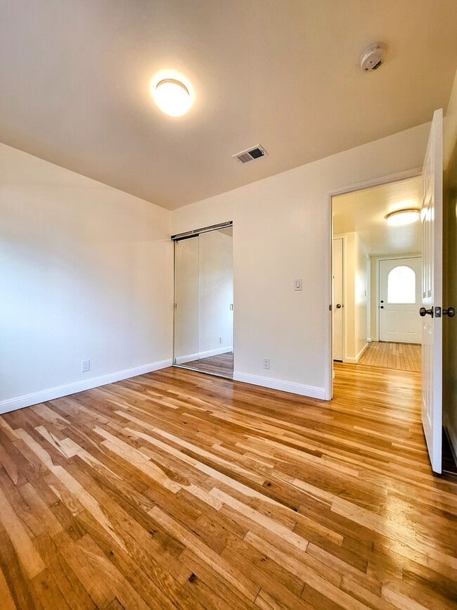 Building Photo - Beautifully Remodeled 3bd Single Story House With Bonus Room & Storage Space!