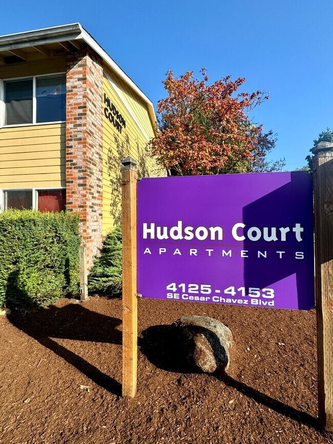 Building Photo - **$750 DEPOSIT + FREE FIRST MONTH'S RENT**Updated Top Floor Unit in Creston-Kenilworth Neighborho...