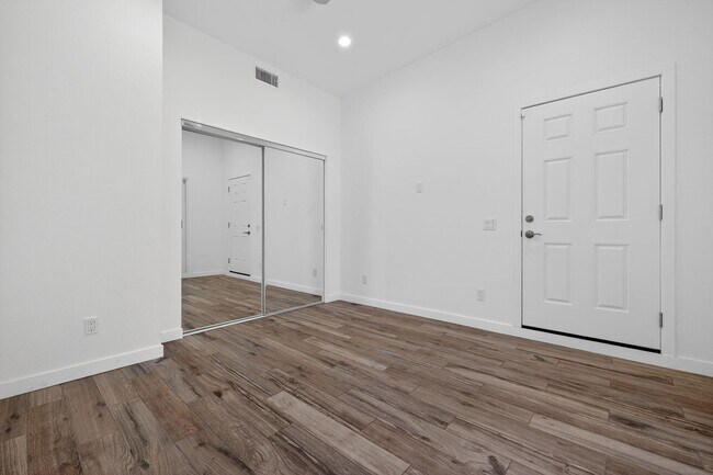 Building Photo - 985 N Tuxedo Cir