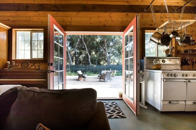 Building Photo - Rustic Modern Farm House