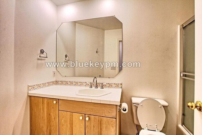 Building Photo - 4 Bed, 2 Bath Home on a Cul-de-sac in Lake...