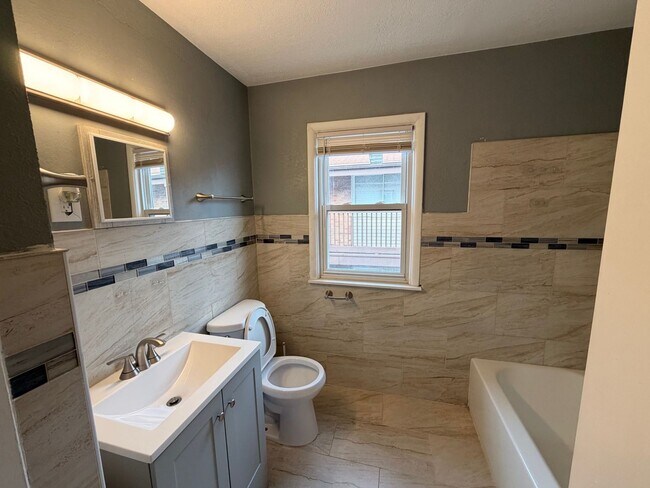 Building Photo - 5824 N Teutonia Ave