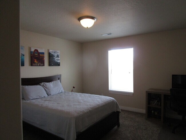 Building Photo - Beautiful 3 bed 2.5 bath Split Mountain Condo.