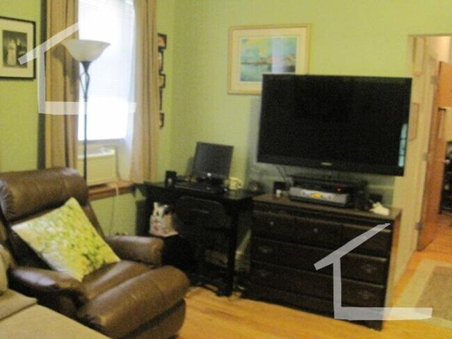 Building Photo - Nice studio in prime locationa