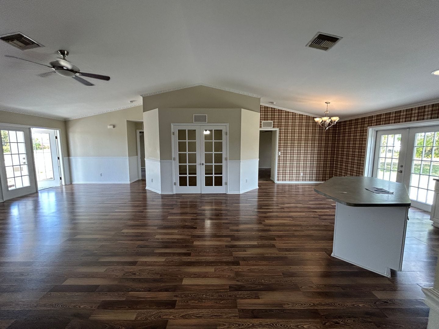 Building Photo - Unique 3/2 + Den home in great location