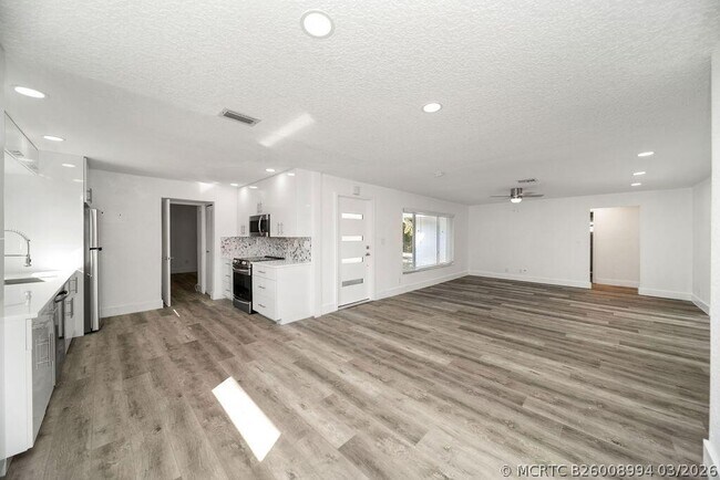 Building Photo - 518 Kingbird Cir