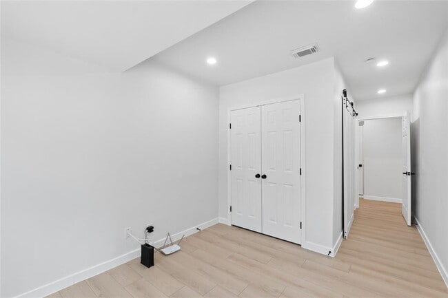 Building Photo - 106 E Lola Dr