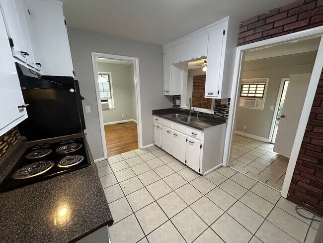 Building Photo - Charming 3BR Home with Bonus Den, Hardwood Floors & Fenced Backyard