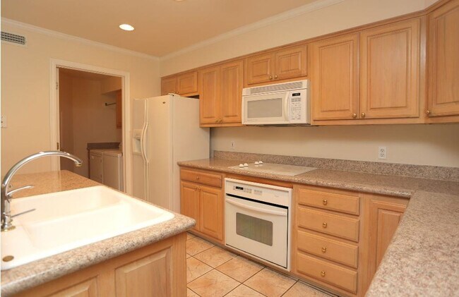 Building Photo - Beautiful large 2-bedroom 2 baths with 1 car garage in Mid Town Tulsa!!