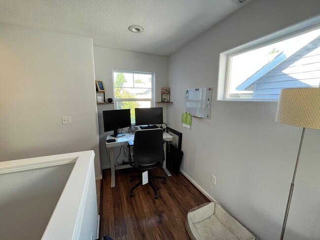 Building Photo - Lovely 2Bd + 2.5Ba in Beaverton!! Minutes Away From Nike! New Roof, Fence, Paint and Additional B...