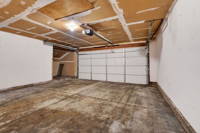 Building Photo - Beautifully Home with Large Backyard & 2-Car Garage in York Subdivision